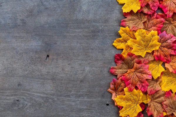 Bunte Herbstliche Plastikblätter Auf Altem Holzboden Ansicht Von Oben Flache — Stockfoto