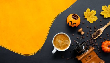 Cadılar bayramı dekorasyonu, koyu arkaplanda sıcak kahve ve fasulye. Düz yat. Metin için alanı kopyala.