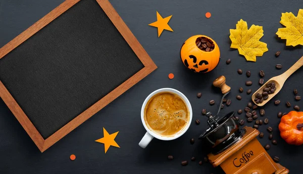 Cadılar bayramı dekorasyonu, koyu arkaplanda sıcak kahve ve fasulye. Düz yat. Metin için alanı kopyala.