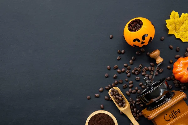 Decoração Halloween Com Café Quente Grãos Fundo Escuro Deitado Espaço — Fotografia de Stock