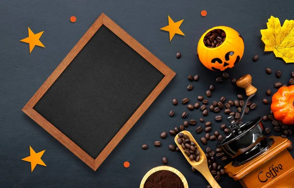 Decoração Halloween Com Café Quente Grãos Fundo Escuro Deitado Espaço — Fotografia de Stock