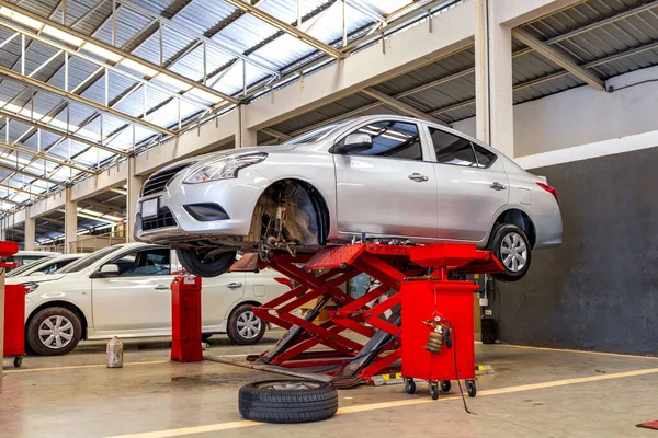 Coche Centro Servicio Reparación Automóviles Con Enfoque Suave Sobre Luz —  Fotos de Stock