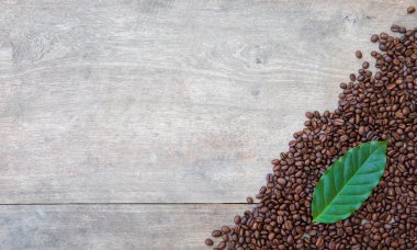 Ahşap zemin üzerinde kahve çekirdekleri. en üstteki görünüm