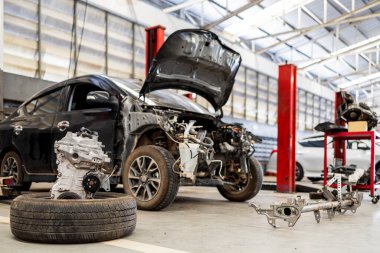 Garajda motor tamiri var. Hafif odaklı ve arka planda ışık var.