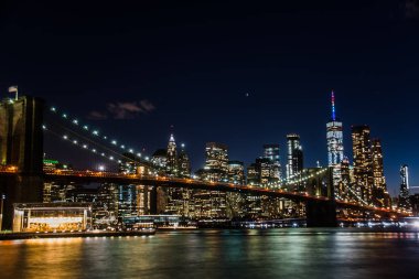 Brooklyn Köprüsü, New York - New York'un büyük konumlar biridir. Birçok hikayeler ve merak İnşaat ve Manhattan Brooklyn'e bağlantılar bu anıtın planlama dahil.