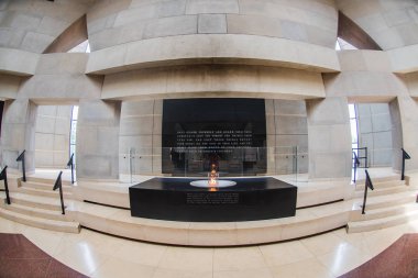Velas no Hall da memria no Museumrance do Holocausto dos Estados Unidos, Washington DC, junho de 2018