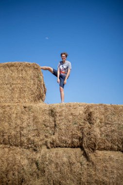 Buğday yığınında genç bir çocuk. Yaz, tatil konsepti. Shavuot