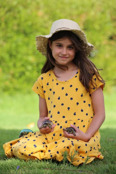 Klein Meisje Met Gele Jurk Twee Kleine Schildpadden Handen Natuurliefhebber — Stockfoto