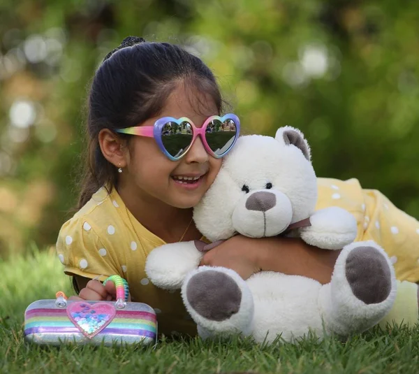 Porträt Eines Kleinen Mädchens Mit Einem Spielzeug Mutterschaft Kindergarten Spielzeug — Stockfoto