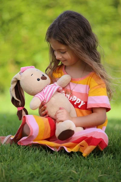 Porträt Eines Kleinen Mädchens Mit Einem Spielzeug Mutterschaft Kindergarten Spielzeug — Stockfoto