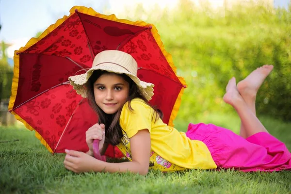 Porträt Eines Kleinen Mädchens Freien Mutterschaft Kindergarten Kindheit — Stockfoto