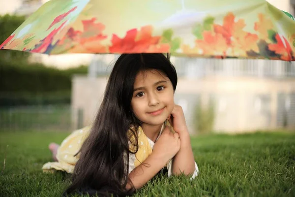Porträt Eines Kleinen Mädchens Mit Regenschirm Mutterschaft Kindergarten Kindheit — Stockfoto