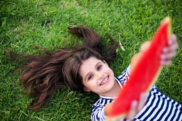 Menina Vestido Elegante Chapéu Come Uma Melancia Verão Dia Sol — Fotografia de Stock