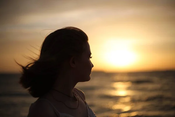 海岸に10代の女の子 — ストック写真