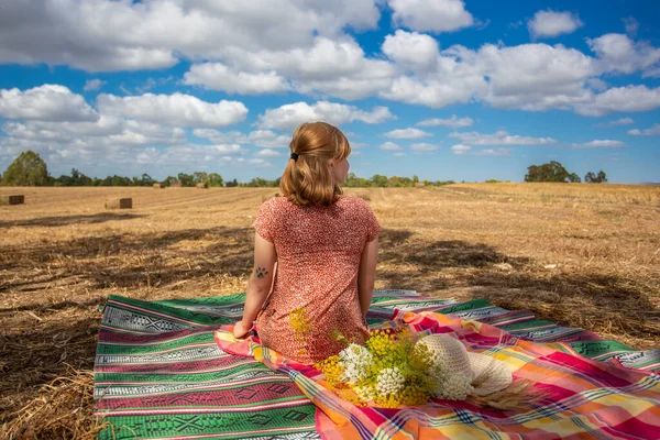 Bella Ragazza Picnic Nel Campo Grano Shavuot — Foto Stock