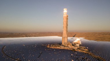 İsrail 'in Negev çölündeki Megalim güneş enerjisi istasyonu. İsrail 'deki Megalim yoğunlaştırılmış güneş enerjisi ve termik elektrik santrali Negev Çölü çalışıyor.. 