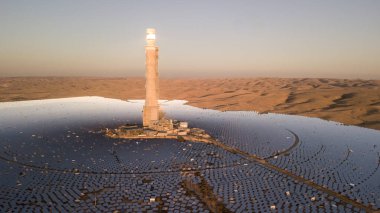 İsrail 'in Negev çölündeki Megalim güneş enerjisi istasyonu. İsrail 'deki Megalim yoğunlaştırılmış güneş enerjisi ve termik elektrik santrali Negev Çölü çalışıyor.. 
