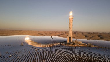 İsrail 'in Negev çölündeki Megalim güneş enerjisi istasyonu. İsrail 'deki Megalim yoğunlaştırılmış güneş enerjisi ve termik elektrik santrali Negev Çölü çalışıyor.. 