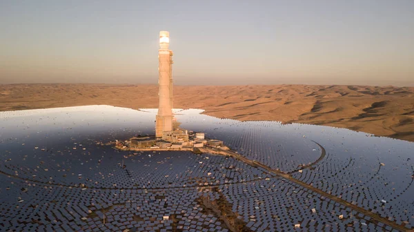İsrail 'in Negev çölündeki Megalim güneş enerjisi istasyonu. İsrail 'deki Megalim yoğunlaştırılmış güneş enerjisi ve termik elektrik santrali Negev Çölü çalışıyor.. 