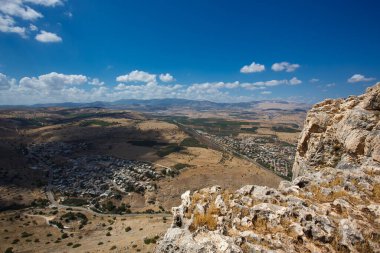 Arbel Dağı manzarası ve Celile Denizi (Kineret) İsa 'nın yolu, İsrail