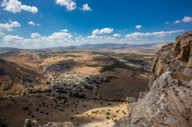Arbel Dağı manzarası ve Celile Denizi (Kineret) İsa 'nın yolu, İsrail