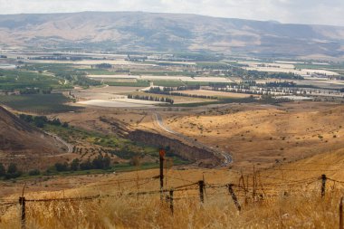 Golan Tepeleri 'ndeki tahkimatlar ve Bental Dağı' nın tepesinden bir manzara. Sınır, manzara