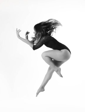 Stüdyodaki dansçı genç kız
