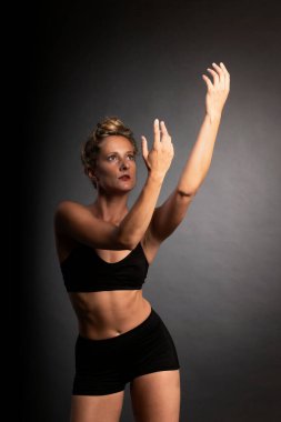 Stüdyoda balerin dansı, siyah arka plan