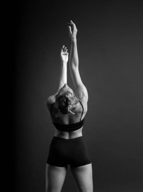 Stüdyoda balerin dansı, siyah arka plan