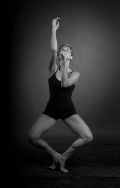 Stüdyoda balerin dansı, siyah arka plan