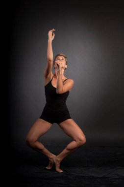 Stüdyoda balerin dansı, siyah arka plan