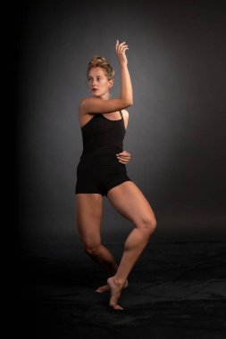 Stüdyoda balerin dansı, siyah arka plan