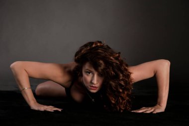 Modern stil dansçı stüdyo çekimi