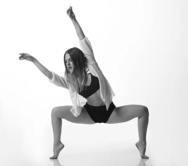 Jovem Bela Dançarina Posando Fundo Estúdio Preto Branco Isolados — Fotografia de Stock