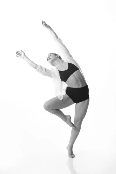 Νεαρή Όμορφη Χορεύτρια Ποζάρει Φόντο Στούντιο Ασπρόμαυρο Μεμονωμένα — Φωτογραφία Αρχείου