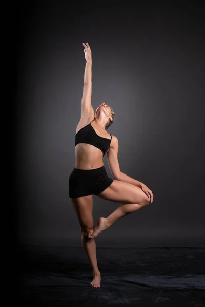 Ballerina Dans Studio Zwarte Achtergrond — Stockfoto