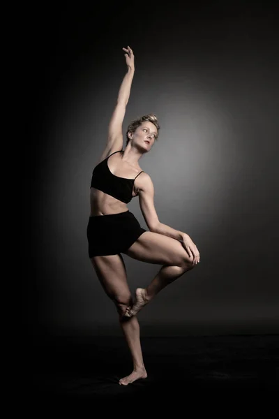 Ballerina Dans Studio Zwarte Achtergrond — Stockfoto