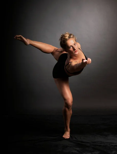 Танець Балерини Студії Чорний Фон — стокове фото