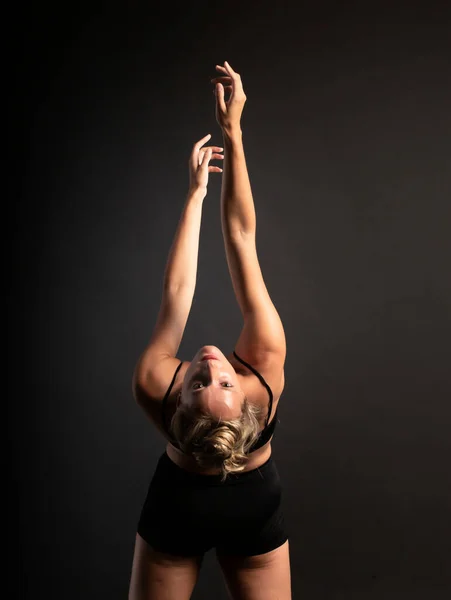 Bailarina Dança Estúdio Fundo Preto — Fotografia de Stock