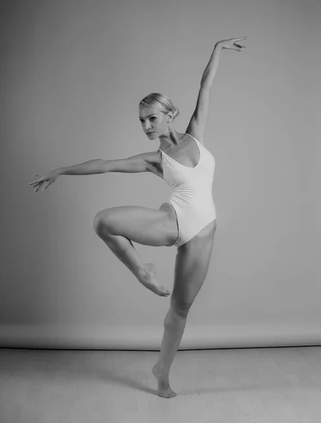 Ballerina Danza Sfondo Studio Bianco Nero — Foto Stock