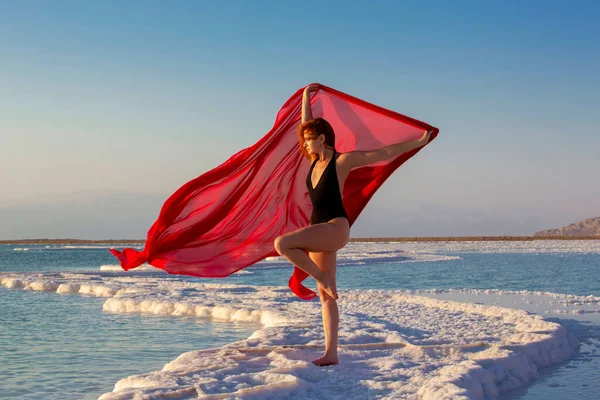 Jeune Fille Dansant Avec Tissu Volant Rouge Sur Rivage Mer — Photo