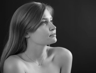 Siyah ve beyaz gösterişsiz genç kız portresi