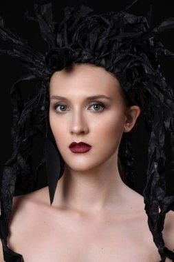 Yaratıcı sanat tarzı görünüş, genç model Whit siyah elbise dolabı, siyah üzerine izole edilmiş.