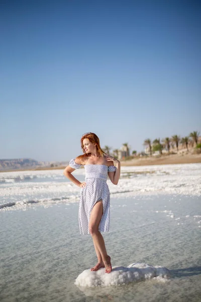 Ölü Deniz Deki Genç Kız Srail Ein Bokek — Stok fotoğraf