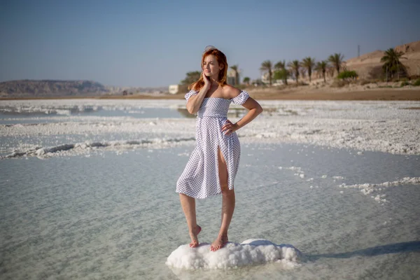 Ölü Deniz Deki Genç Kız Srail Ein Bokek — Stok fotoğraf