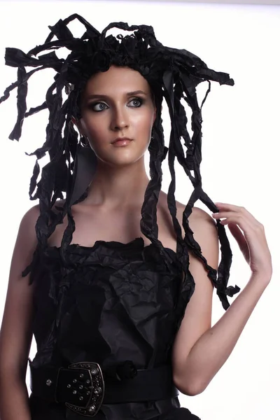 クリエイティブアートファッションの外観 若いモデルホワイトブラックペーパーワードローブ — ストック写真