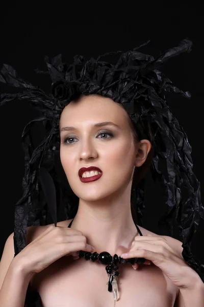 Kreatív Művészet Divat Megjelenés Fiatal Modell Fehér Fekete Papír Szekrény — Stock Fotó