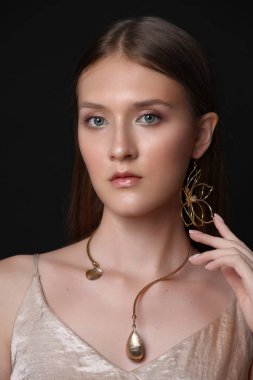 Küpe takan güzel bir kadın. Küpe takıyorum. Moda, tarz