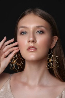 Küpe takan güzel bir kadın. Küpe takıyorum. Moda, tarz