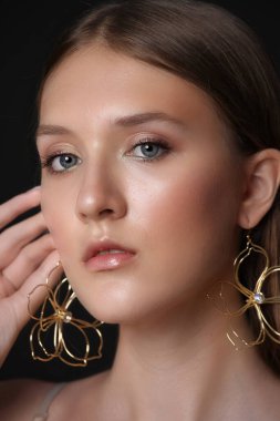 Küpe takan güzel bir kadın. Küpe takıyorum. Moda, tarz